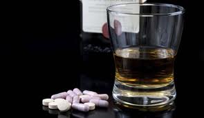 kombinace-leky-alkohol-vliv-na-zdravi-lekove-interakce
